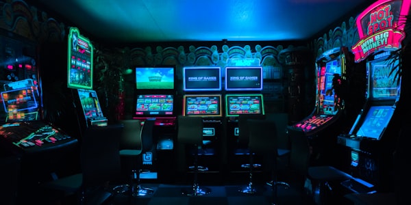 热门游戏《谜城幻境》宣传图 - 充满光影谜题的奇幻城堡内部场景